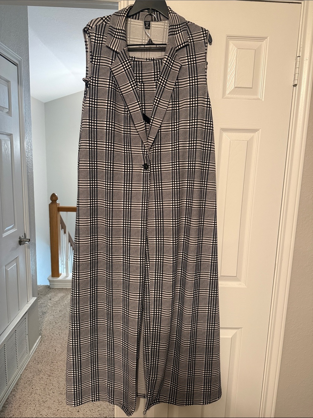 Floor length Sleeveless Plaid vest with matching wide leg-pants  - Black & White